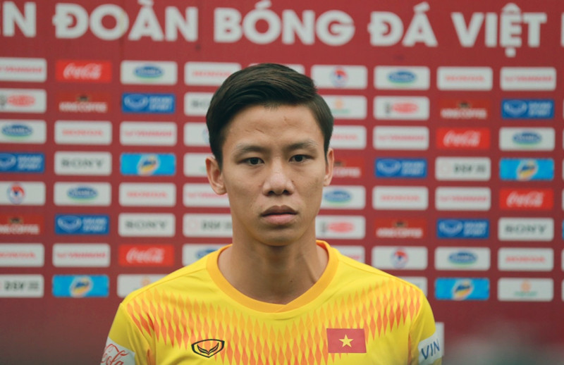 Đội trưởng Quế Ngọc Hải trả lời phỏng vấn báo chí. 