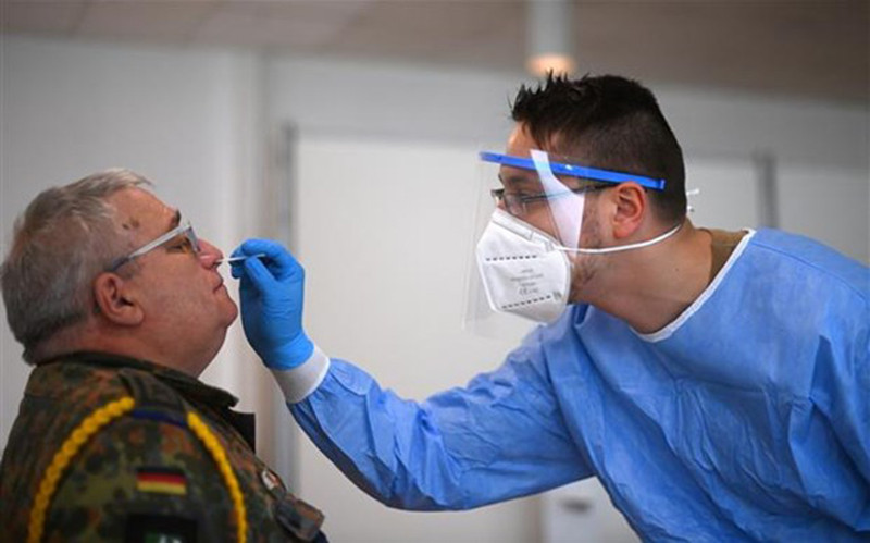 Lấy mẫu xét nghiệm Covid-19 cho binh sĩ tại Bottrop, miền Tây nước Đức ngày 15/4. (Ảnh: AFP/TTXVN)