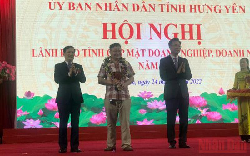 Lãnh đạo tỉnh Hưng Yên trao bằng khen, cúp cho doanh nghiệp tiêu biểu trên địa bàn tỉnh.