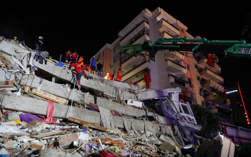 Các hoạt động tìm kiếm và cứu nạn tại tỉnh Izmir diễn ra xuyên đêm. (Ảnh: Reuters)