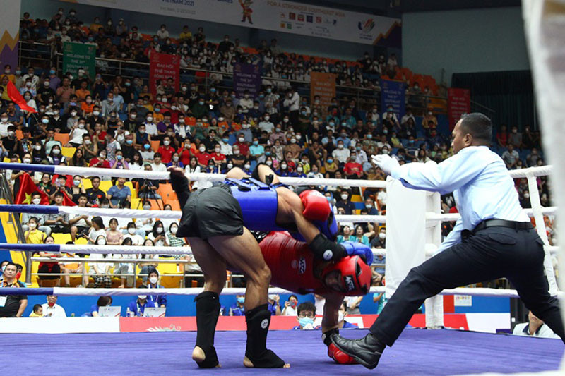 Vận động viên Nguyễn Trần Duy Nhất (áo xanh) thắng áp đảo vận động viên Fritz, Bigagtan Carmaje của Philippines tại bán kết nội dung Muay đối kháng. Ảnh: Khánh Linh