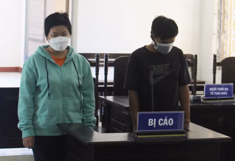 Hai đối tượng lừa đảo bán khẩu trang y tế qua mạng.