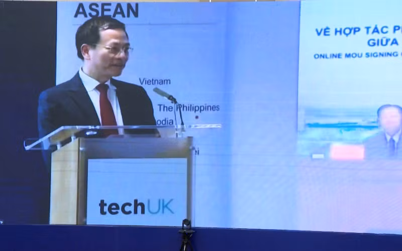 Bộ trưởng Thông tin và Truyền thông Nguyễn Mạnh Hùng phát biểu tại điểm cầu Vương quốc Anh.