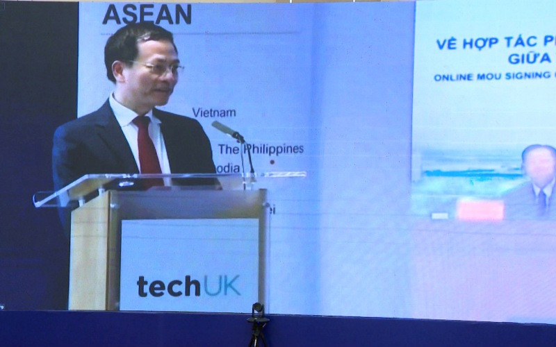 Bộ trưởng Thông tin và Truyền thông Nguyễn Mạnh Hùng phát biểu tại điểm cầu Vương quốc Anh.