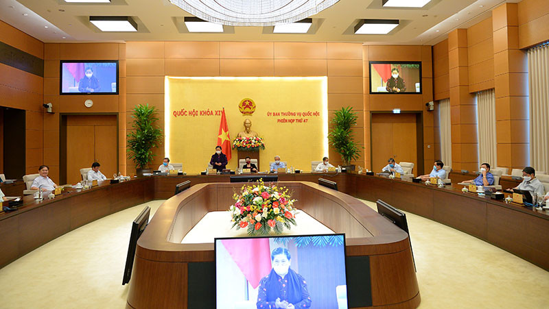 Phó Chủ tịch Thường trực Quốc hội Tòng Thị Phóng điều hành nội dung thảo luận. (Ảnh: QUANG KHÁNH)