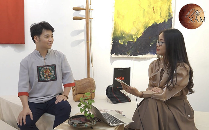 Nhà sưu tầm Mai Đức Thiện (bên trái) trao đổi về dự án “Mắt xẩm”.