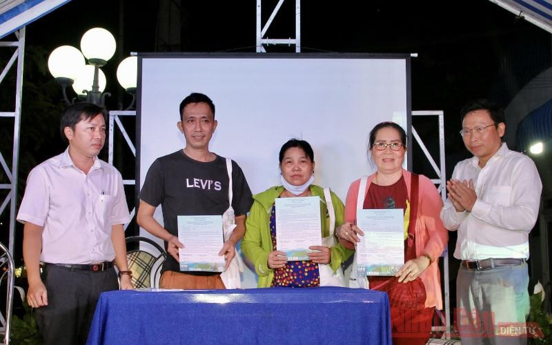 Tiểu thương tại chợ Côn Đảo kí cam kết hạn chế sử dụng túi ni-lông.