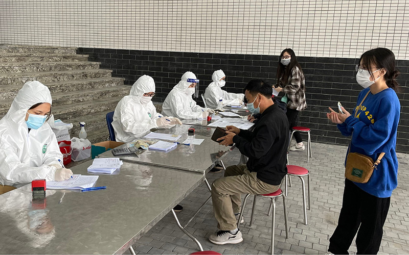 Lấy mẫu xét nghiệm sàng lọc cho người lao động có nguy cơ cao ở Hải Dương. 