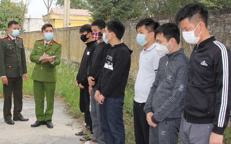 Lực lượng Công an tỉnh Hà Nam lấy lời khai các đối tượng tham gia tổ chức đánh bạc. 