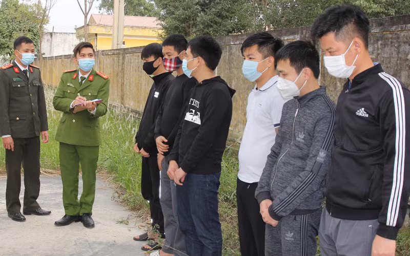 Lực lượng Công an tỉnh Hà Nam lấy lời khai các đối tượng tham gia tổ chức đánh bạc. 