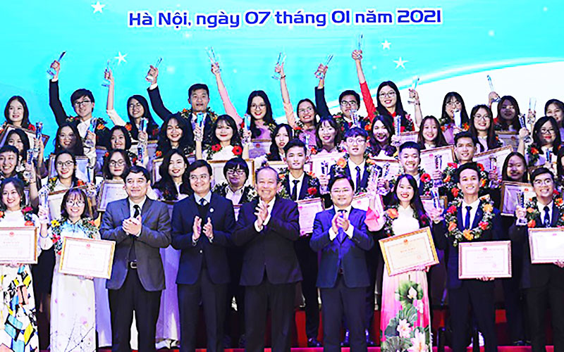 Các đồng chí Lãnh đạo Đảng, Nhà nước, các bộ, ngành, đoàn thể cùng những "Sinh viên 5 tốt" cấp T.Ư năm nay.