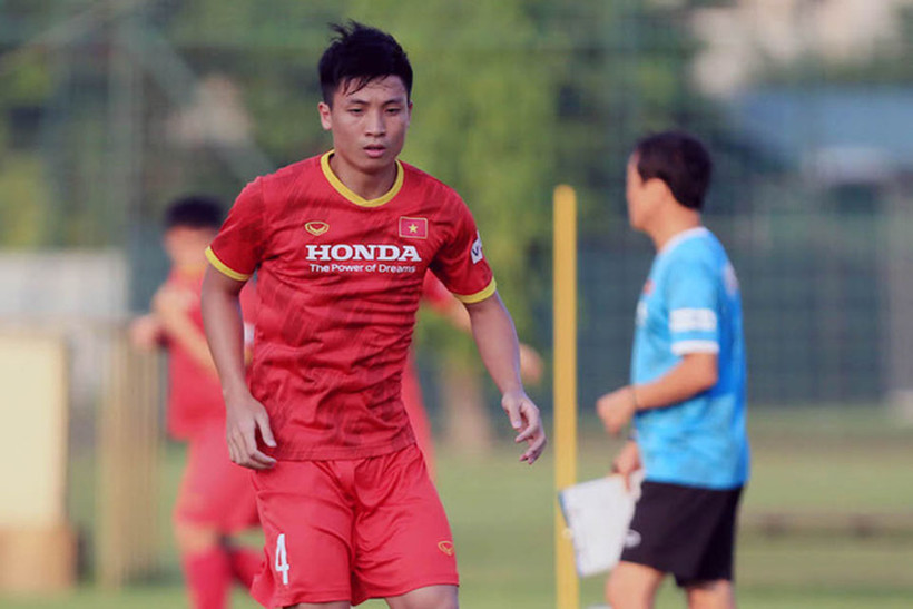 Trung vệ Bùi Tiến Dũng bất ngờ gặp chấn thương ở những ngày chuẩn bị cuối cùng. (Ảnh: VFF)