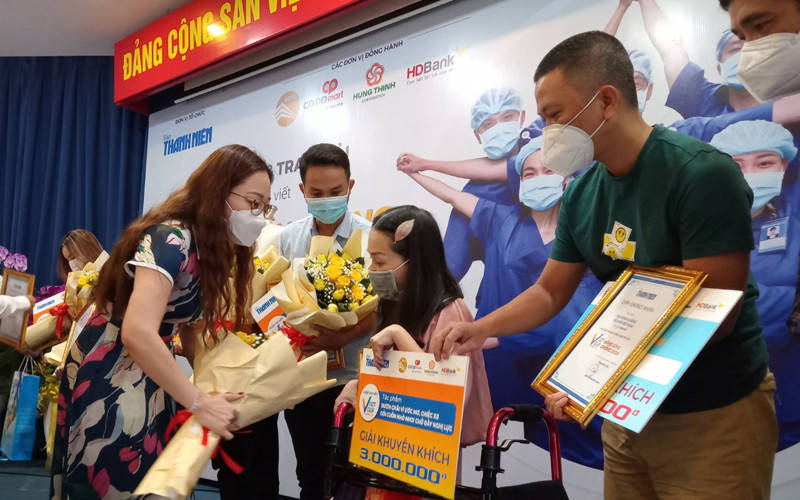 Đại diện Ban tổ chức và các nhà tài trợ trao giải cho các tác giả đạt giải của cuộc thi.