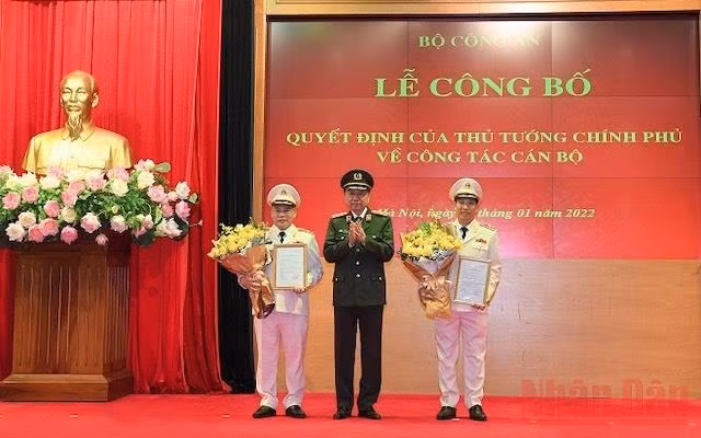 Bộ trưởng Công an Tô Lâm trao Quyết định bổ nhiệm chức vụ Thứ trưởng Công an đối với Thiếu tướng Lê Văn Tuyến và Thiếu tướng Nguyễn Văn Long.