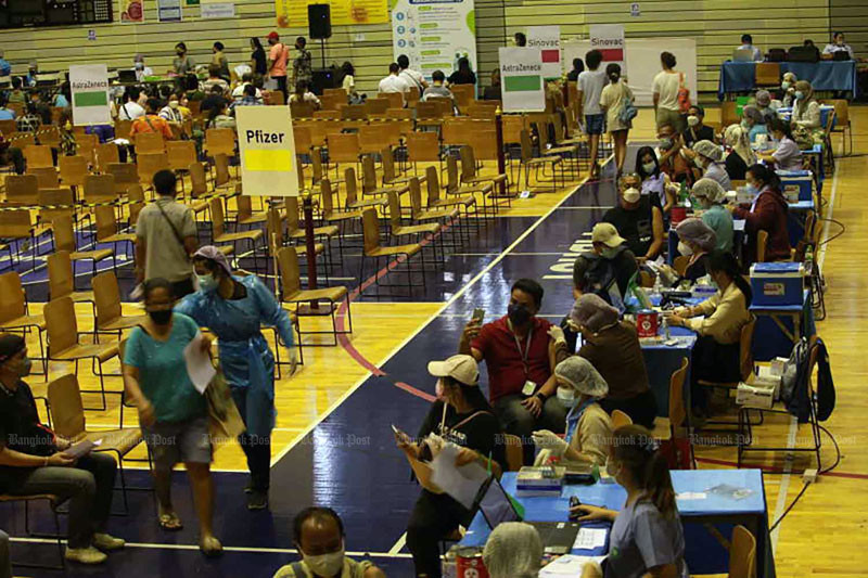Một điểm tiêm chủng vaccine ngừa Covid-19 ở quận Din Daeng, Bangkok, Thái Lan. (Ảnh: Bangkok Post)