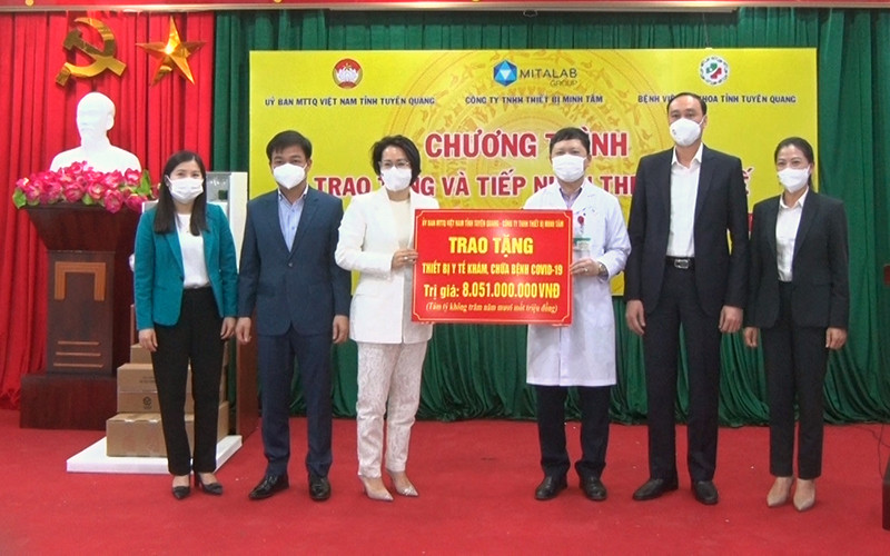 Lãnh đạo Ủy ban Trung ương Mặt trận Tổ quốc Việt Nam và nhà tài trợ trao tặng thiết bị y tế cho Bệnh viện Đa khoa tỉnh Tuyên Quang.