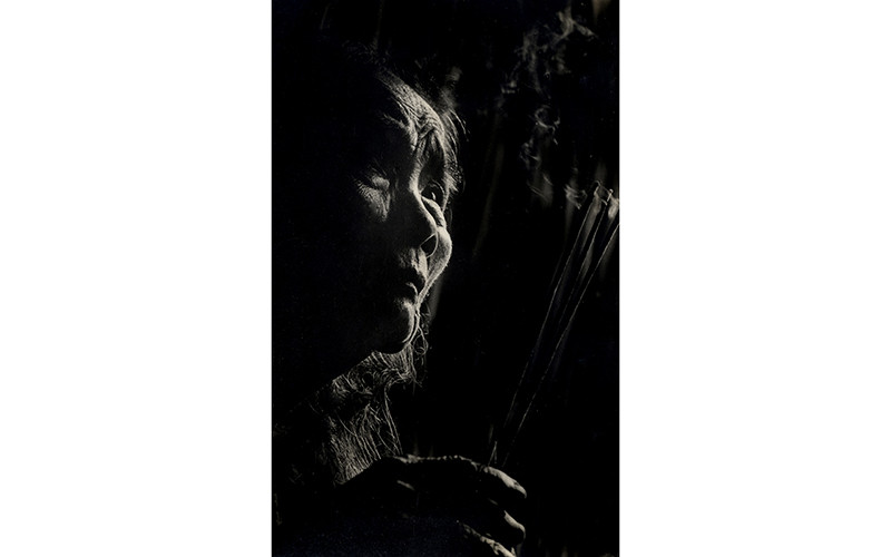 Chân dung Bà mẹ Việt Nam Anh hùng Trần Thị Thanh (1906-1997) trong tác phẩm "Nhớ các con" của Duy Anh.