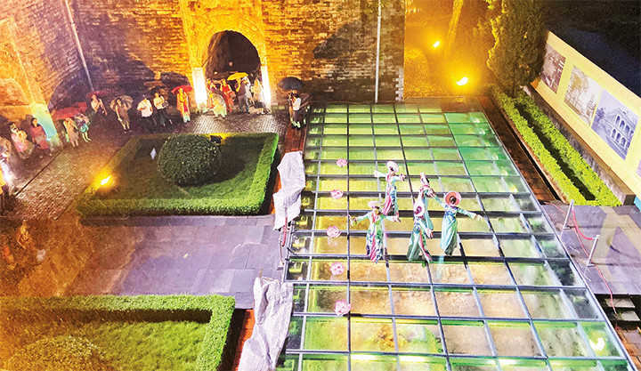 Tua du lịch đêm tại Hoàng thành Thăng Long là một sáng tạo đem đến trải nghiệm mới mẻ, hấp dẫn cho khách du lịch khi đến với di tích.