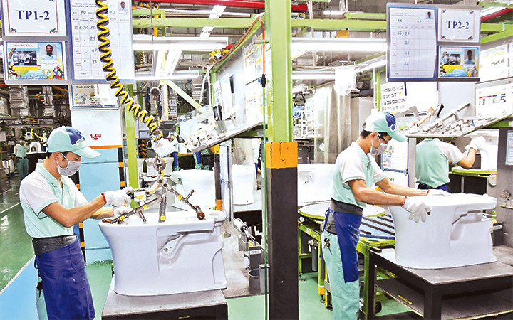 Sản xuất thiết bị vệ sinh tại Công ty TOTO Việt Nam. Ảnh: ĐĂNG ANH