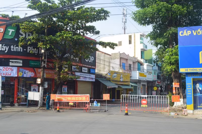 Dịch bệnh Covid-19 lây lan ra nhiều địa phương ở Quảng Ngãi khiến nhiều khu vực bị phong tỏa.