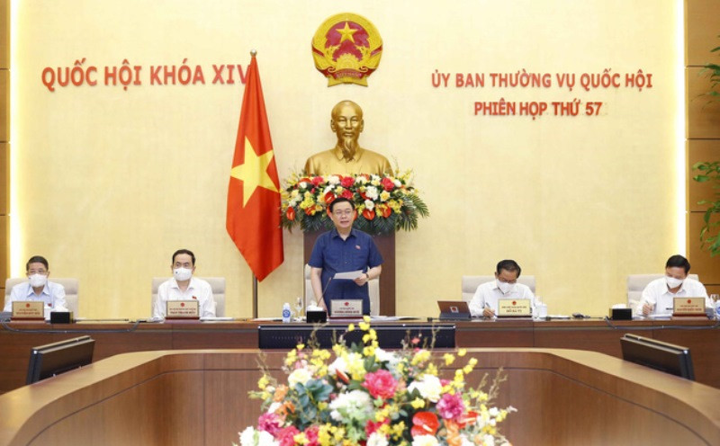 Chủ tịch Quốc hội Vương Đình Huệ phát biểu khai mạc tại một phiên họp của Ủy ban Thường vụ Quốc hội. (Ảnh TTXVN)