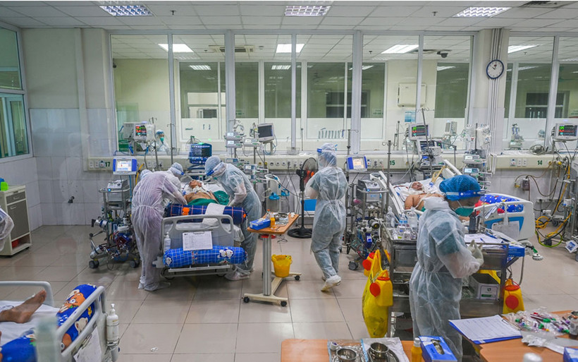 Các bác sĩ cấp cứu bệnh nhân nặng tại Khoa Hồi sức tích cực, Bệnh viện Nhiệt đới Trung ương. Ảnh: Bộ Y tế.