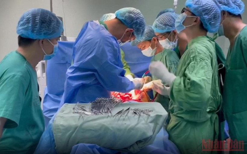 Ê-kip phẫu thuật phải trải qua hơn 8 giờ cứu sống bệnh nhân D.T.H.K. 