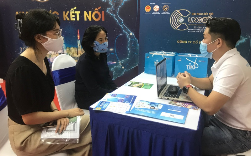 Các doanh nghiệp phân phối và nhà sản xuất bàn bạc, thảo luận hướng hợp tác tại khu vực kết nối.