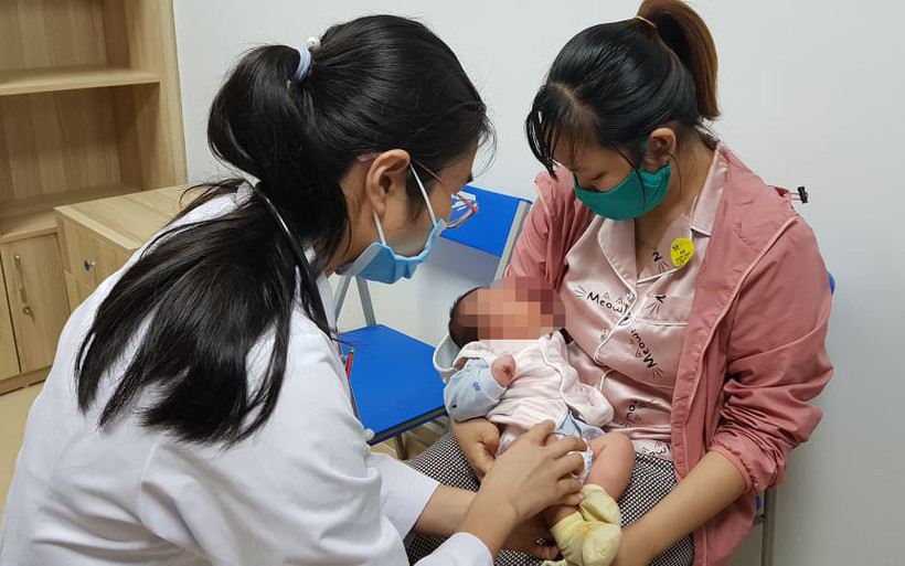 BS Trần Thị Lý khám cho trẻ sơ sinh. 