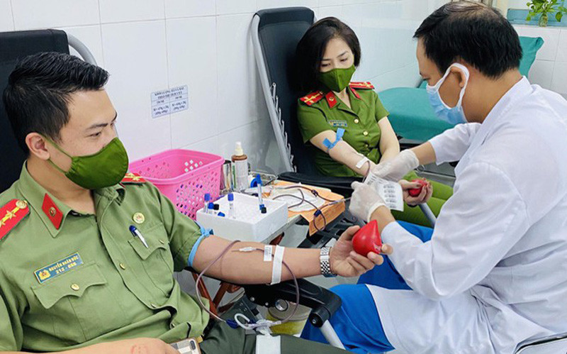 Các chiến sĩ trẻ thuộc Công an quận Tây Hồ hiến máu hỗ trợ đồng đội phẫu thuật ở bệnh viện Việt Đức.
