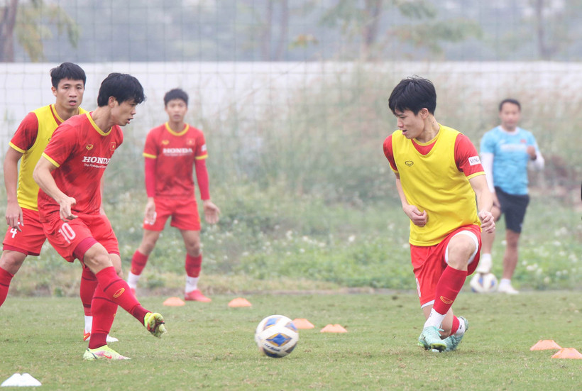 Hoàng Đức tập luyện cùng đồng đội trong buổi tập đầu năm 2022. (Ảnh: VFF)