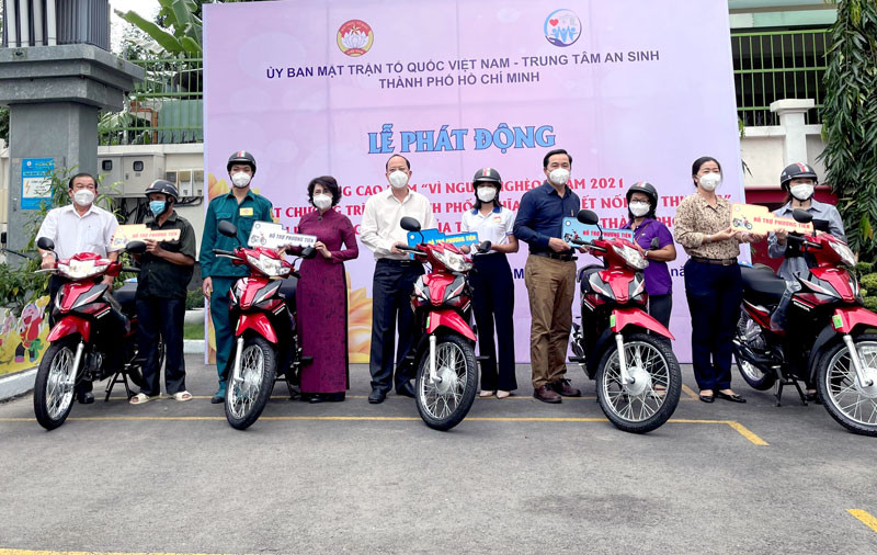 Người dân có hoàn cảnh khó khăn được trao phương tiện sinh kế tại buổi lễ.