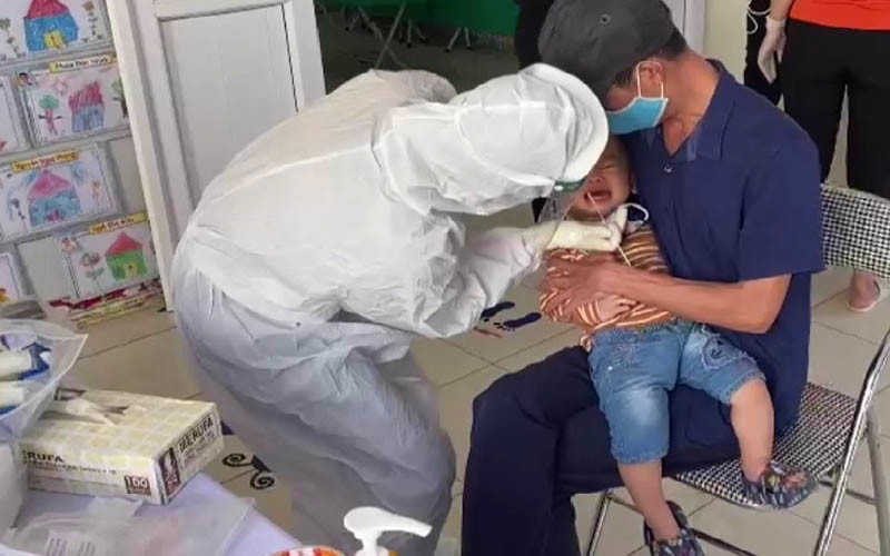 Lấy mẫu xét nghiệm cho học sinh Trường Mầm non 20/10 tại TP Điện Biên Phủ.