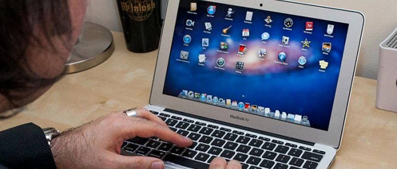 Pin lithium trên dòng Macbook Pro 15 inch sản xuất từ tháng 9-2015 đến 2-2017 đã bị Apple triệu hồi vì có nguy cơ cháy nổ. (Ảnh: Cục HKVN cung cấp)