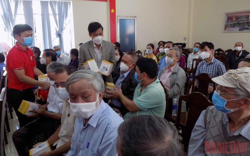 Tặng máy đo huyết áp cho người cao tuổi.