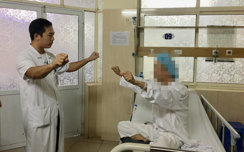 Bác sĩ tập vận động cho bệnh nhân parkinson. (Ảnh: Bệnh viện Việt Đức)