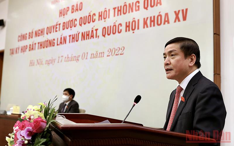 Tổng thư ký, Chủ nhiệm Văn phòng Quốc hội Bùi Văn Cường công bố các Nghị quyết được Quốc hội thông qua tại Kỳ họp bất thường lần thứ Nhất. (Ảnh: Duy Linh)