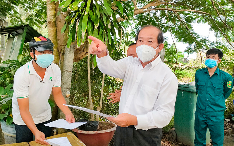 Phó Chủ tịch Ủy ban nhân dân tỉnh Đồng Tháp Đoàn Tấn Bửu kiểm tra công tác phòng, chống dịch tại xã Phú Cường, huyện Tam Nông.