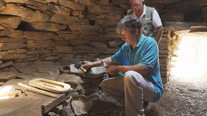 Các chuyên gia phục dựng quy trình chế biến phô-mai sữa dê. Ảnh: EURO NEWS