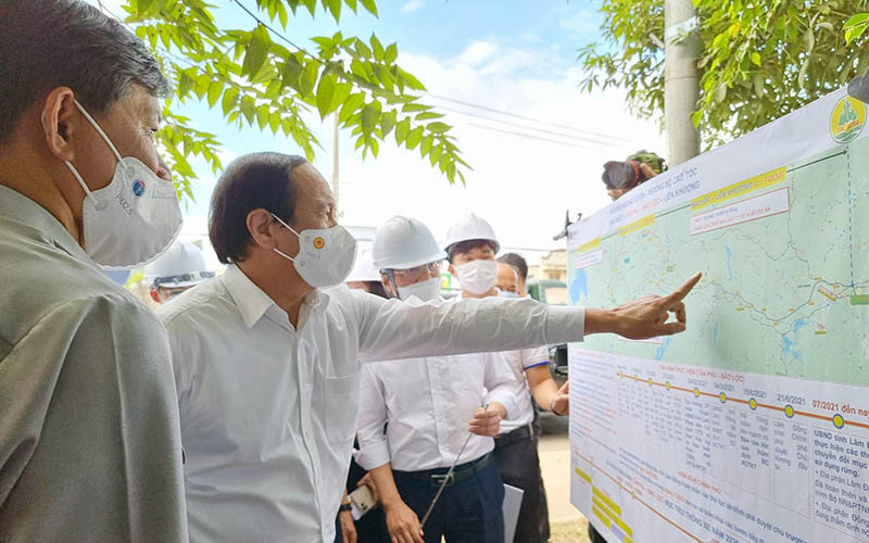 Phó Thủ tướng Chính phủ Lê Văn Thành cùng đoàn công tác kiểm tra thực tế.