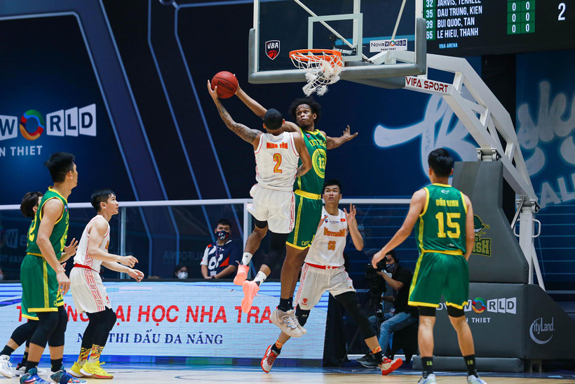 Đội tuyển bóng rổ nam quốc gia tranh tài trong chuỗi trận thực nghiệm VBA Premier Bubble Games 2021. (Ảnh: VBA)