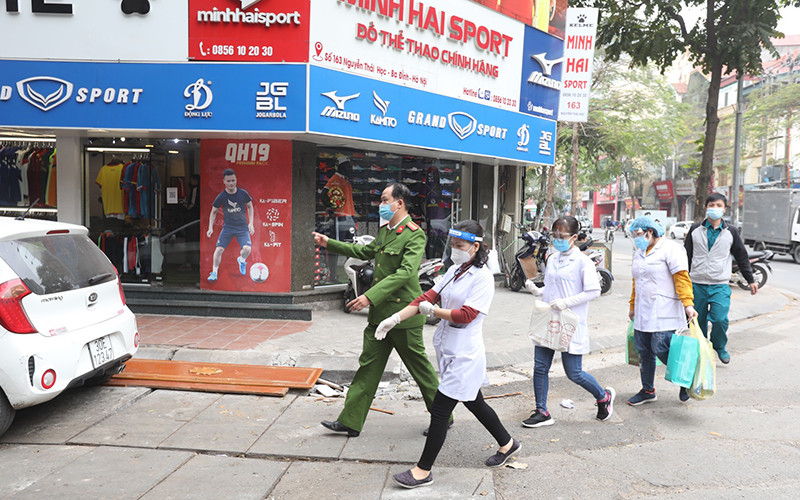Cán bộ y tế quận Ba Đình (Hà Nội) làm công tác phòng, chống dịch tại các khu dân cư.