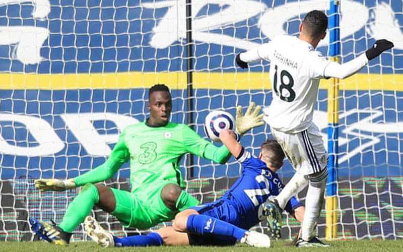 Thủ môn Mendy (áo xanh dương) cứu thua cho Chelsea phút 55