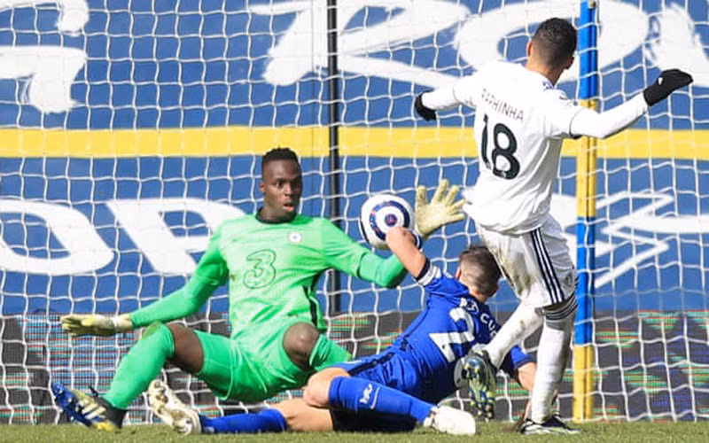 Thủ môn Mendy (áo xanh dương) cứu thua cho Chelsea phút 55