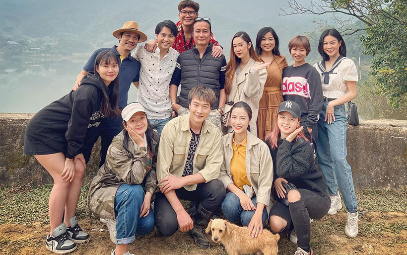 Đoàn làm phim"Lối về ngàn hoa". (Ảnh: Facebook diễn viên)