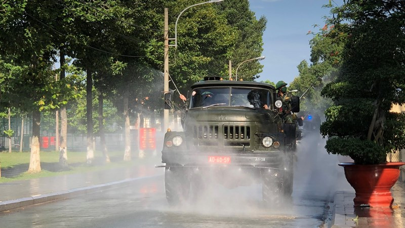 Lực lượng quân đội phun khử khuẩn tại thành phố Thủ Dầu Một, tỉnh Bình Dương.