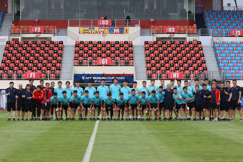 Các thành viên đội tuyển Việt Nam chụp ảnh lưu niệm tại sân Bishan. (Ảnh: VFF)