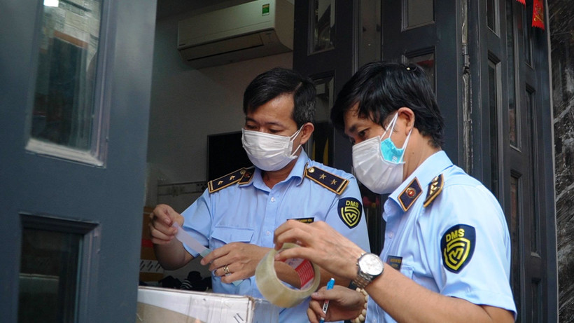 Lực lượng Quản lý thị trường kiểm tra lô hàng thuốc tân dược nhập lậu.