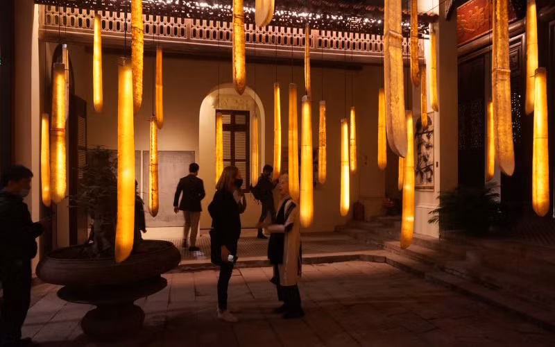 Khách tham quan đến với triển lãm sắp đặt trong Tuần lễ Khơi nguồn sáng tạo Hà Nội.