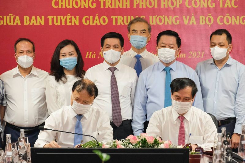 Phó trưởng Ban Tuyên giáo Trung ương Phan Xuân Thủy và Thứ trưởng Công thương Đỗ Thắng Hải thay mặt hai đơn vị ký kết Chương trình phối hợp công tác